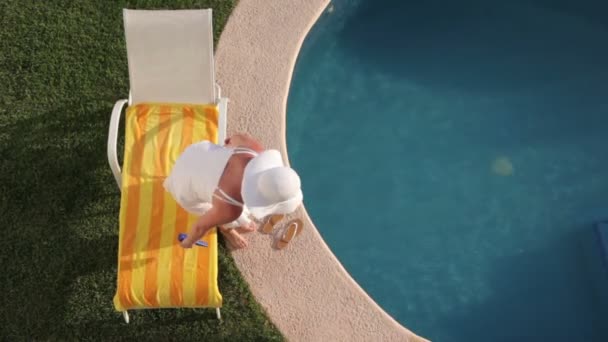 Mulher deitado por piscina — Vídeo de Stock