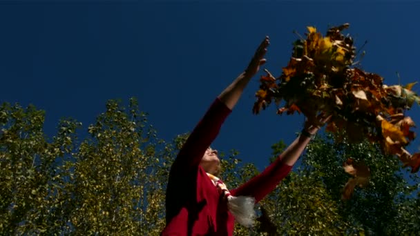 Femme jetant des feuilles — Video