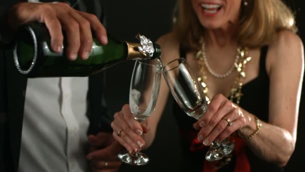 Зріла пара п'є шампанське — стокове відео