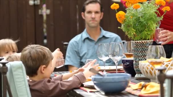 Vänner som du äter middag — Stockvideo