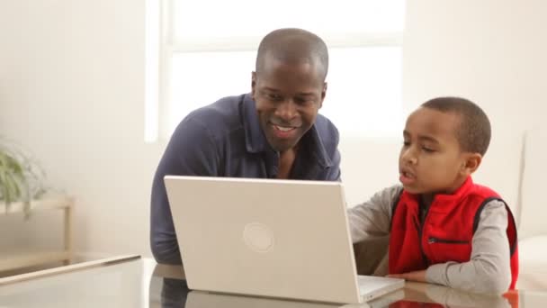 Vader en zoon met laptop — Stockvideo