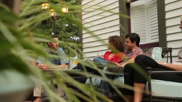 Ludzie siedzą na patio — Wideo stockowe