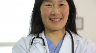 Doktor holding caduceus