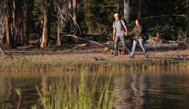 Göl kıyısı backpacking Çift