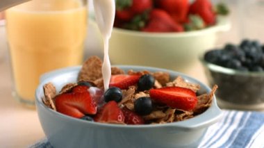 Tahıl üzerine dökülen süt