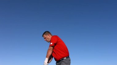Gökyüzünde golfçü vuruşunu