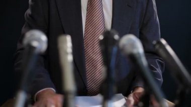 Adam konuşma verir