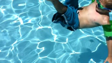 Havuza sıçramasına çocuk