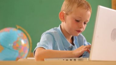 Dizüstü bilgisayarda yazarak çocuk