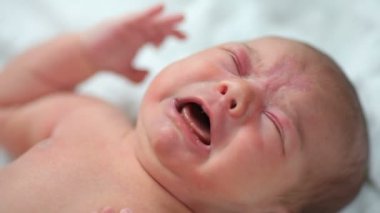 Yeni doğan bebek ağlıyor