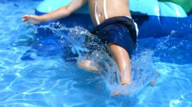 Su kaydırağı üzerinde oynama çocuk