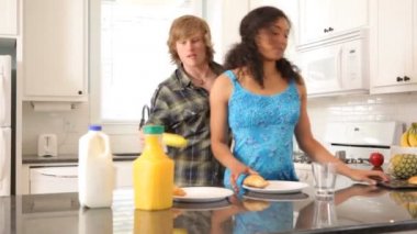 kahvaltı hazırlarken Çift