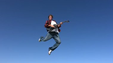 Çocuk gitar ile atlar