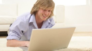 Dizüstü bilgisayarı olan adam