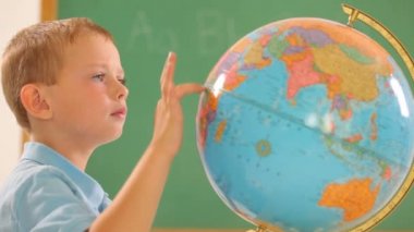 Küreye bakan çocuk