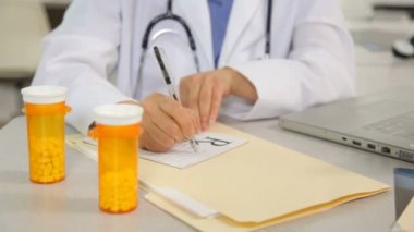 Doktor reçete yazıyor.