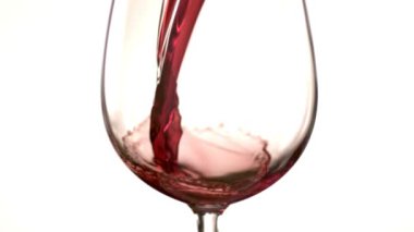 kırmızı şarap cam içine dökün