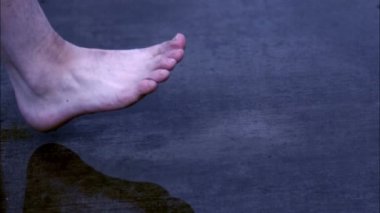 Su birikintisine ayak
