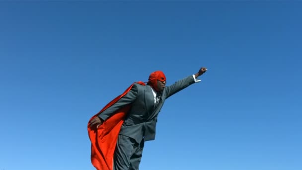 Homem de negócios super-herói contra o céu azul — Vídeo de Stock