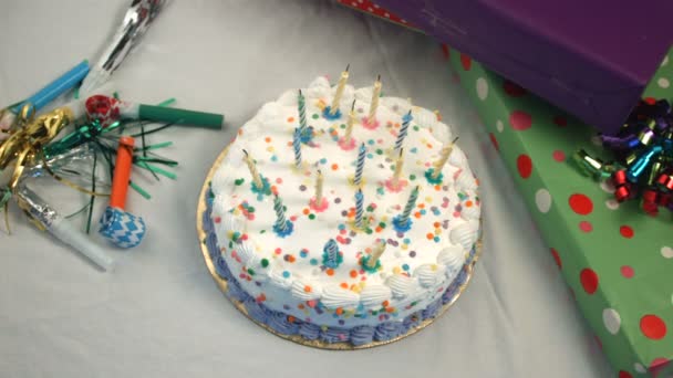ケーキの上の蝋燭を吹く — ストック動画