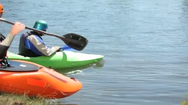 Kayakers prepare for ride — Stock Video