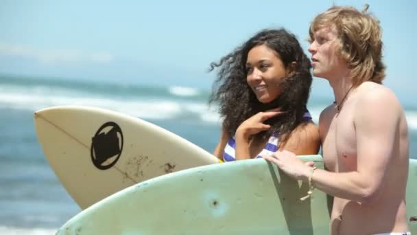 Retrato de pareja con tablas de surf — Vídeos de Stock