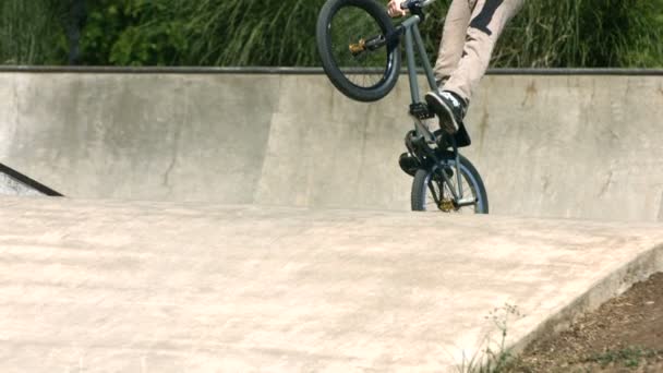 BMX cavaliere facendo trucco — Video Stock