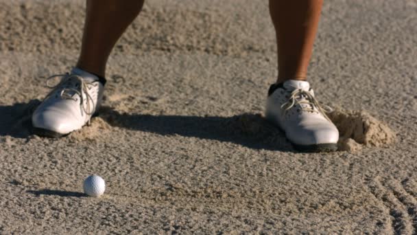 Golfare träffar bollen från sand trap — Stockvideo