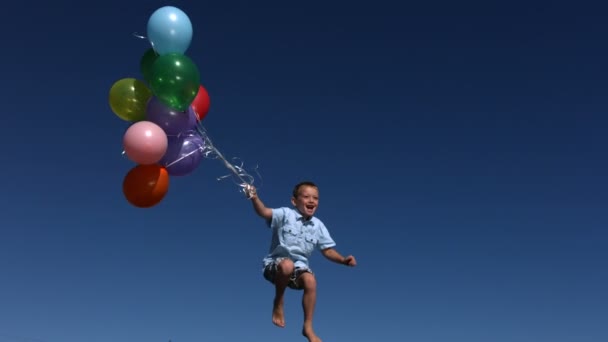 Jongen met ballonnen — Stockvideo