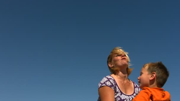 Mother spinning son in arms — Stock Video