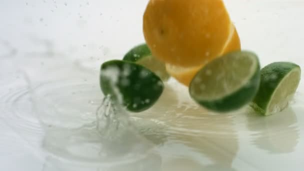 Citróny a citrusy stříkající do vody