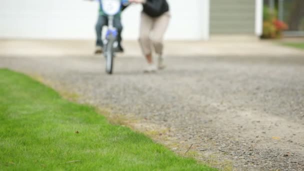 Mãe ajudando filho andar de bicicleta — Vídeo de Stock