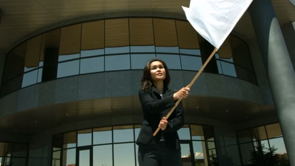 Femme d'affaires agitant drapeau — Video