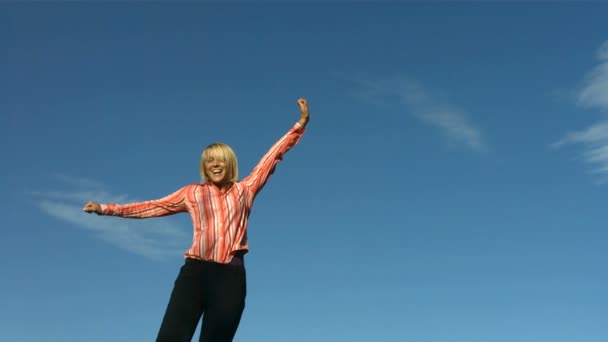 Mulher salta para o céu — Vídeo de Stock