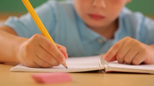 Écriture d'enfants à l'école 