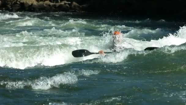 Kayaking in white water — Stock Video