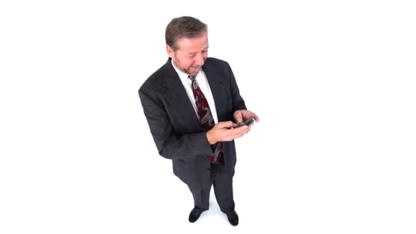 Бізнесмен дивиться на мобільний телефон — стокове відео