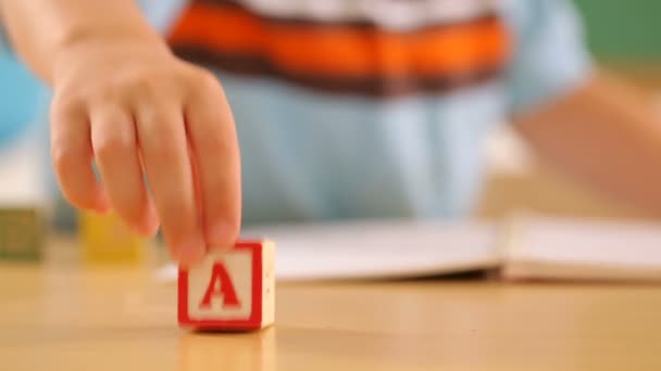Αγόρι που παίζει με το μπλοκ αλφάβητο — Αρχείο Βίντεο