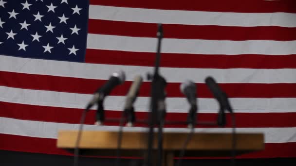 Microfones no pódio político — Vídeo de Stock