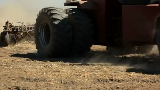트랙터 가 밭을 가는 모습 — 비디오