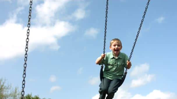 Niño feliz en swing — Vídeos de Stock