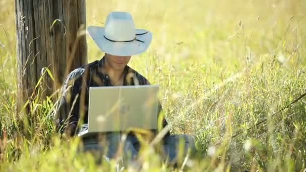 Cowboy laptopcomputer gebruikt — Stockvideo
