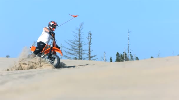 Man riding a motorcycle — Stock Video