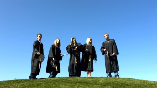 Les diplômés jettent des casquettes dans l'air — Video