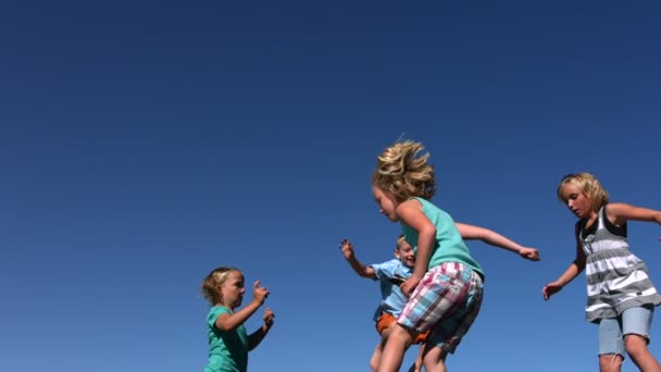 Děti skákat na trampolíně