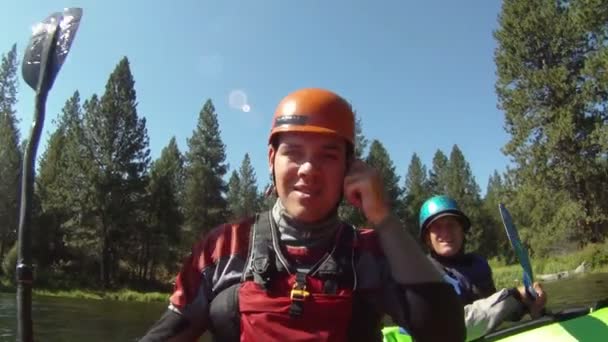 Men kayaking down river — Stock Video