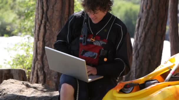 Kayaker usando laptop — Vídeo de stock