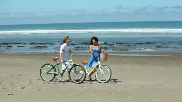 Ζευγάρι στην παραλία με τα ποδήλατα — Αρχείο Βίντεο