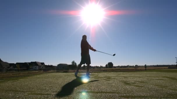 Sziluettjét golfozó teeing — Stock videók