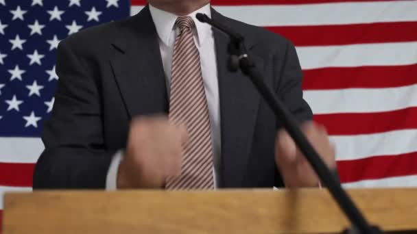 El hombre en el podio político — Vídeos de Stock